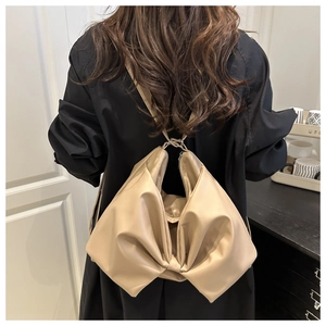 Dettaglio dello zaino creativo con fiocco in pelle PU beige e zip in metallo alla moda