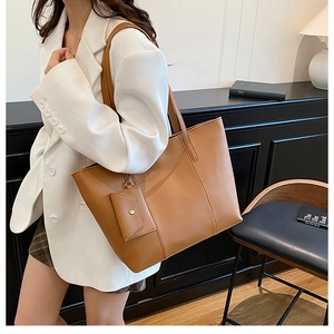 Détail du sac cabas marron avec doublure intérieure lisse et poche intérieure pratique