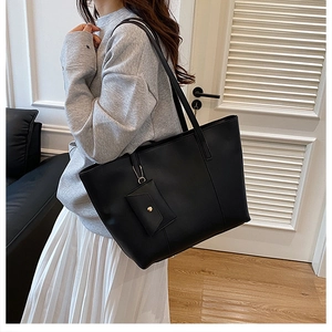 Détail du grand sac cabas noir en simili cuir avec un charmant mini porte-monnaie intégré