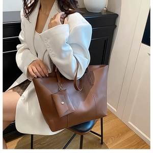 Sac fourre-tout en similicuir marron avec mini porte-monnaie sur blazer blanc