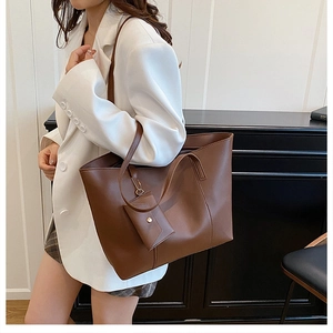 Détail d'un grand sac cabas marron en cuir PU avec petite pochette assortie pour le bureau