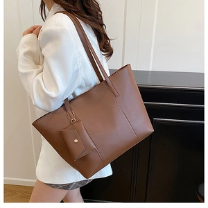 Détail du sac cabas en similicuir marron avec poche interne et pochette assortie
