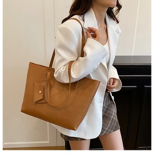 Grand sac cabas marron avec mini pochette assortie et détails de coutures