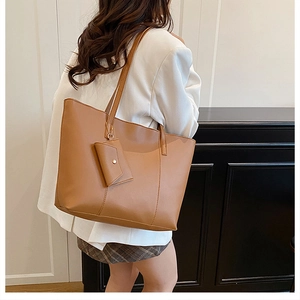 Détail du cabas marron avec poche intérieure et mini porte-monnaie assorti attaché