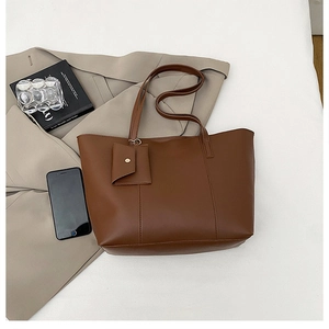 Vue intérieure du cabas en cuir marron avec poche interne pratique et doublure propre