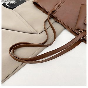Vue détaillée du sac cabas en cuir marron avec doublure propre et poche intérieure utile