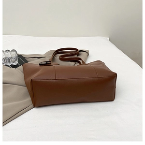 Détail de l'intérieur d'un sac cabas marron foncé avec poches intérieures pratiques