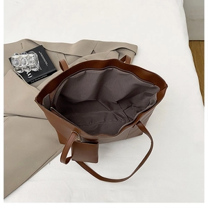 Grand cabas marron foncé avec doublure soignée et poche intérieure fonctionnelle