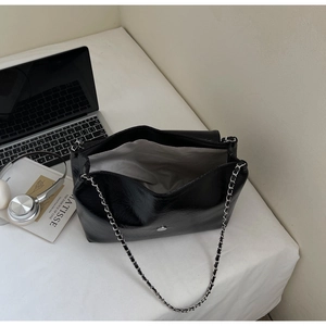 Innenansicht der schwarzen glänzenden Schultertasche mit grauem Futter und viel Platz