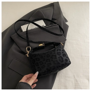 Detailaufnahme der Leopardenmuster-Handtasche mit goldener Schnalle und Metallbeschlägen