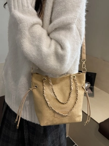 Secchiello alla moda in camoscio beige con tracolla a catena dorata e coulisse