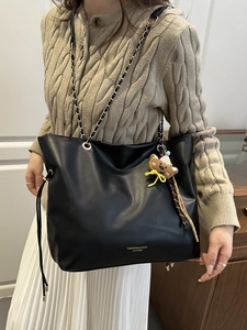 Borsa tote alla moda in ecopelle nera con scritte dorate e ciondolo a forma di orso