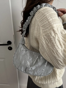 Borsa hobo a mezzaluna argento metallizzato con texture plissettata e tracolla arricciata