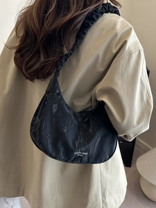 Borsa a spalla nera a mezzaluna con texture a pieghe e tracolla nuvola alla moda