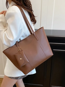 Grand sac cabas marron en cuir avec pochette zippée porté à l'épaule pour femme