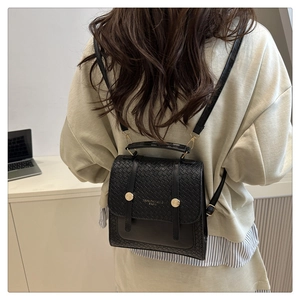 Vue portée du sac à dos en cuir PU noir avec rabat tissé et boucles dorées élégantes