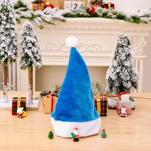 Detail der Textur einer blauen Plüsch-Weihnachtsmütze auf einem festlichen weißen Kaminsims