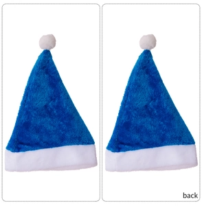 Detailansicht der blauen Plüsch-Weihnachtsmütze mit dickem weißem Kunstfellbesatz und Bommel
