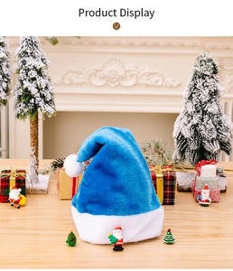 Detailansicht der hochwertigen blauen Plüsch-Weihnachtsmütze mit weichem weißem Kunstfellrand