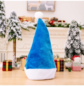 Premium blaue Plüsch-Weihnachtsmütze mit weißem Rand in festlicher Hausumgebung, Nahaufnahme