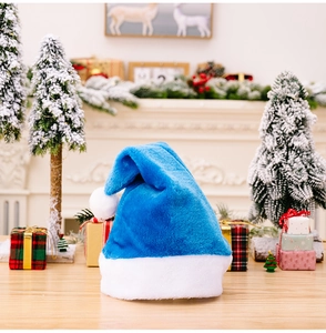 Detail einer blauen Plüsch-Weihnachtsmütze mit weißem Rand in festlicher Szene
