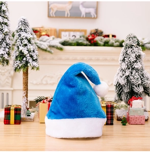 Detail der blauen Plüsch-Weihnachtsmütze mit weißem Kunstpelz auf einem festlichen Holztisch