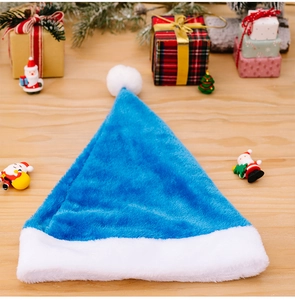 Detail der blauen Plüsch-Weihnachtsmütze auf festlicher Holzfläche mit Weihnachtsdekor