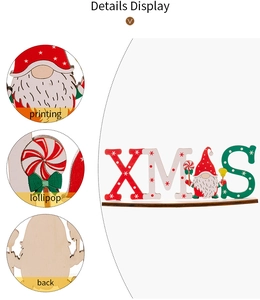 Dettagli di lettere XMAS in legno con gnomo, trame di stampa e materiale del retro