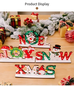 Dettaglio delle decorazioni natalizie in legno NOEL, JOY, SNOW, XMAS su tavolo festivo