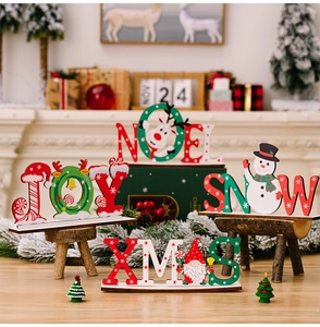 Dettaglio delle decorazioni natalizie NOEL, JOY, SNOW, XMAS in legno per il tavolo