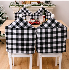 Lot de 4 housses de chaise de Noël à carreaux noirs et blancs avec pompons en peluche blanche