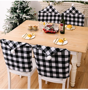 Lot de 4 housses de chaise de Noël à carreaux noirs et blancs avec pompons blancs