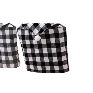 Lot de 2 housses de chaise de Noël à carreaux noirs et blancs avec pompons festifs