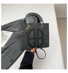 Détails du sac à main carré gris foncé avec logo HB et accessoires en métal doré chic