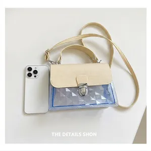 Comparaison détaillée de la taille du sac transparent avec un iPhone de référence