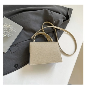 Vue détaillée du sac trapèze champagne doré en cuir PU texturé avec finitions élégantes