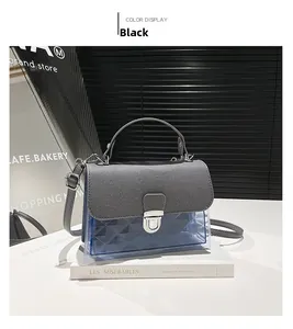 Détail du sac à bandoulière avec rabat noir, PVC bleu et fermoir rotatif argenté