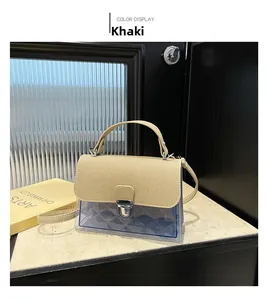 Détail du rabat tissé kaki et du sac jelly bleu translucide avec fermoir argenté