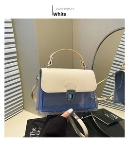 Détail du sac en PVC bleu transparent avec rabat beige texturé et fermoir métallique