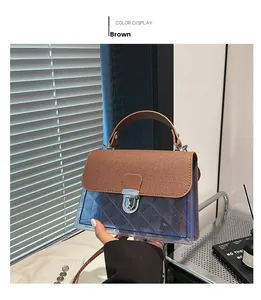 Détail du sac en PVC bleu transparent avec rabat marron tressé et fermoir rotatif