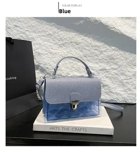 Détail du sac gelée en PVC bleu brume avec texture matelassée et fermoir pivotant