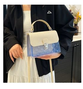 Détail du sac bandoulière bleu translucide avec rabat crème et fermoir métallique