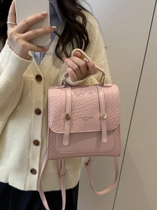 Petit sac à dos et sac bandoulière en cuir tressé rose avec boucles dorées