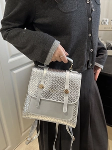Mini sac à dos argenté métallisé avec boucles dorées et texture tissée élégante