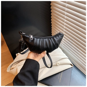 Dettaglio della mini borsa a tracolla nera a forma di croissant con pieghe e zip argento