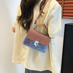 Sac bandoulière chic en patchwork avec rabat marron et base géométrique violette translucide
