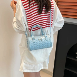 Bolso Boston azul claro acolchado corazón con lazo plateado y correa extraíble
