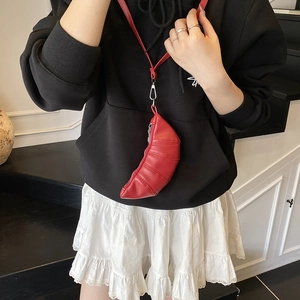 Mini borsa a tracolla rossa a forma di croissant con cinturino in pelle da donna