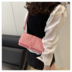 Detailed woven texture and adjustable strap of this pink minimalist baguette shoulder bag