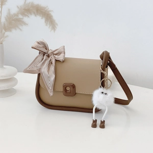 Mode Femmes PU Cuir Petit Sac à Épaule Carré Avec Noeud de Foulard Et Porte-Clés Monstre en Peluche Sac Bandoulière Polyvalent
